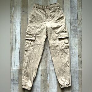 Ladies beige cargo pants from Ardenes. Size small. Pouch pockets. High waisted.